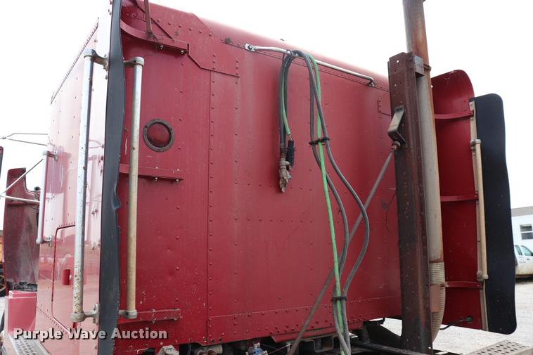 image for item DQ9462 1993 Freightliner FLD semi truck