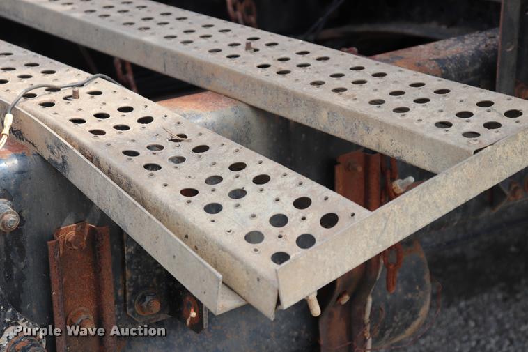 image for item DQ9462 1993 Freightliner FLD semi truck