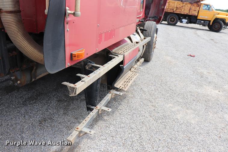 image for item DQ9462 1993 Freightliner FLD semi truck