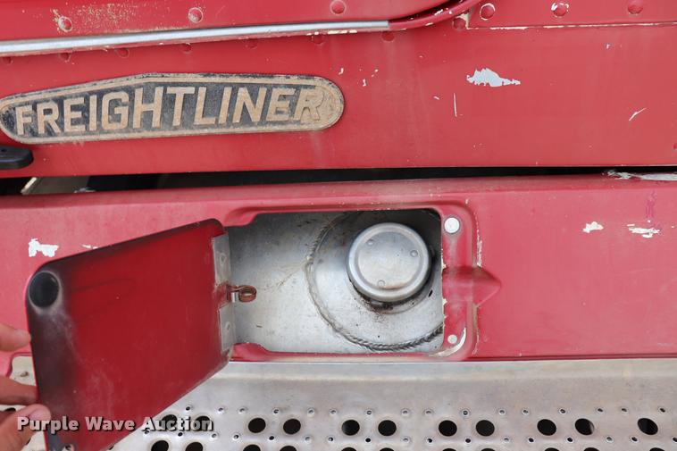 image for item DQ9462 1993 Freightliner FLD semi truck