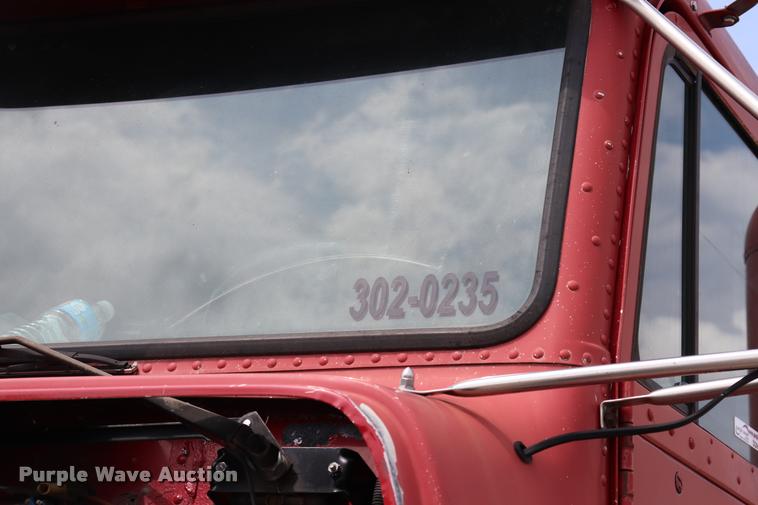 image for item DQ9462 1993 Freightliner FLD semi truck