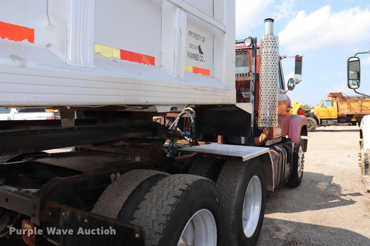 image for item DQ9464 1978 International S250 semi truck