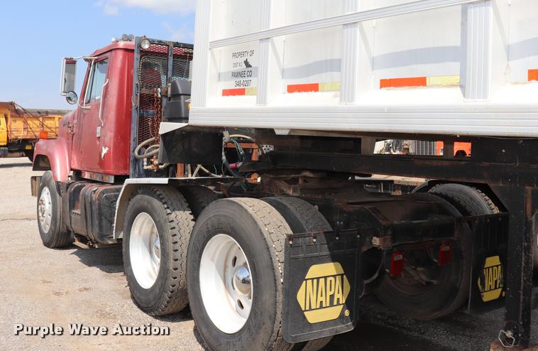 image for item DQ9464 1978 International S250 semi truck