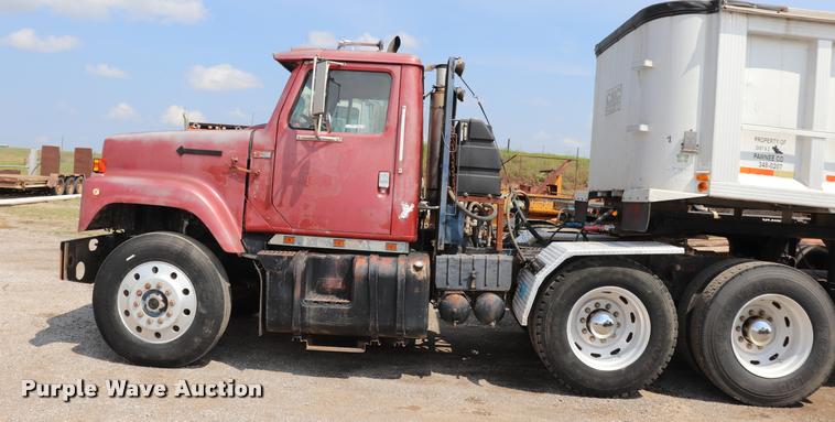 image for item DQ9464 1978 International S250 semi truck