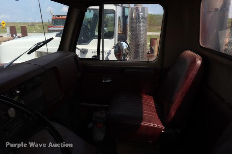 image for item DQ9464 1978 International S250 semi truck