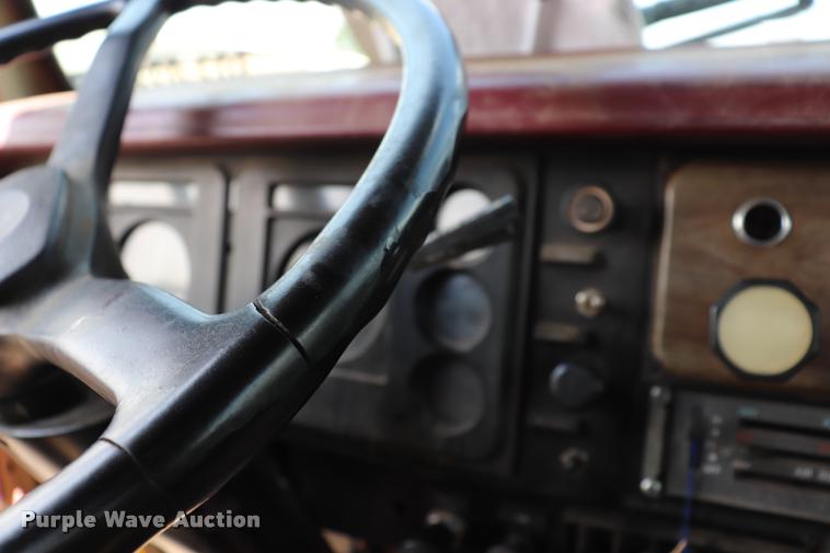 image for item DQ9464 1978 International S250 semi truck