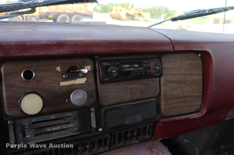 image for item DQ9464 1978 International S250 semi truck