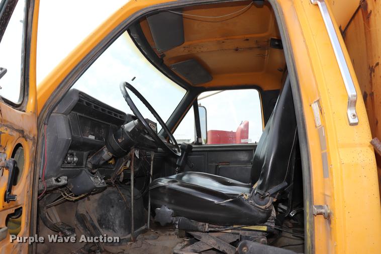 image for item DQ9465 1988 Ford FT900 dump truck