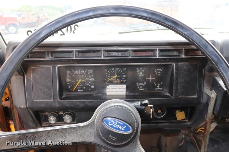 image for item DQ9465 1988 Ford FT900 dump truck