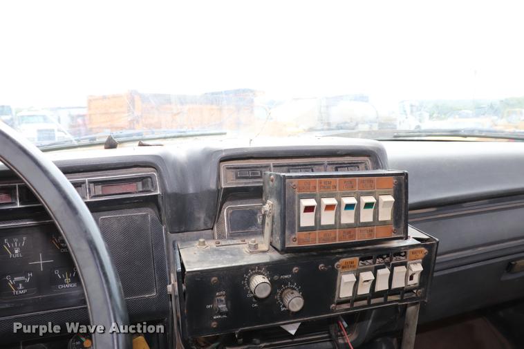 image for item DQ9465 1988 Ford FT900 dump truck