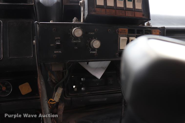 image for item DQ9465 1988 Ford FT900 dump truck