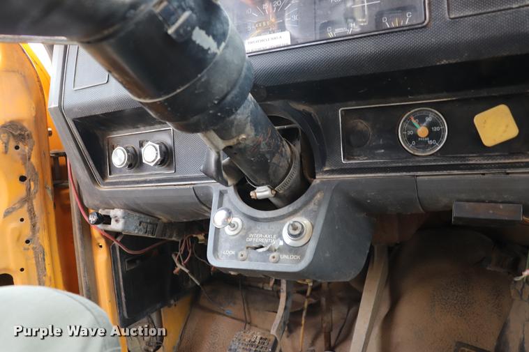 image for item DQ9465 1988 Ford FT900 dump truck