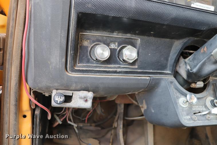 image for item DQ9465 1988 Ford FT900 dump truck