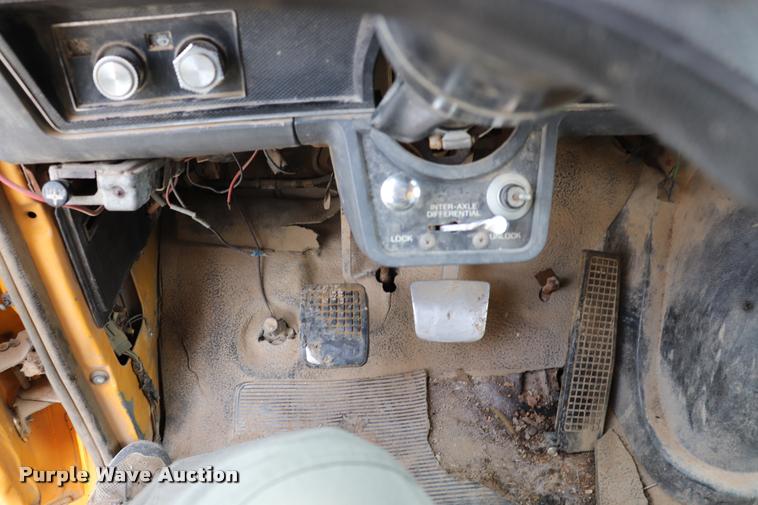 image for item DQ9465 1988 Ford FT900 dump truck