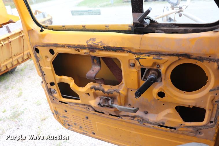 image for item DQ9465 1988 Ford FT900 dump truck