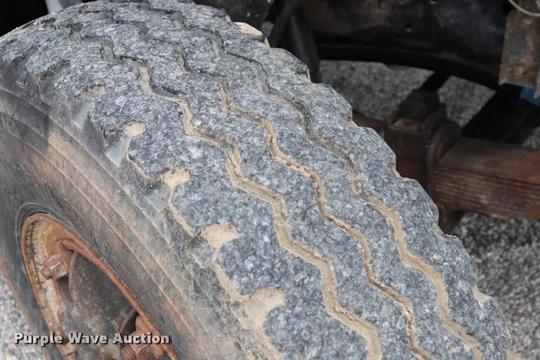 image for item DQ9465 1988 Ford FT900 dump truck