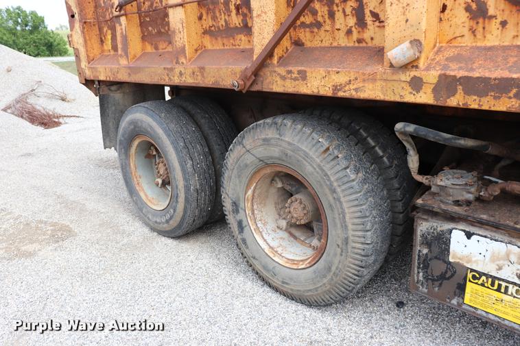 image for item DQ9465 1988 Ford FT900 dump truck