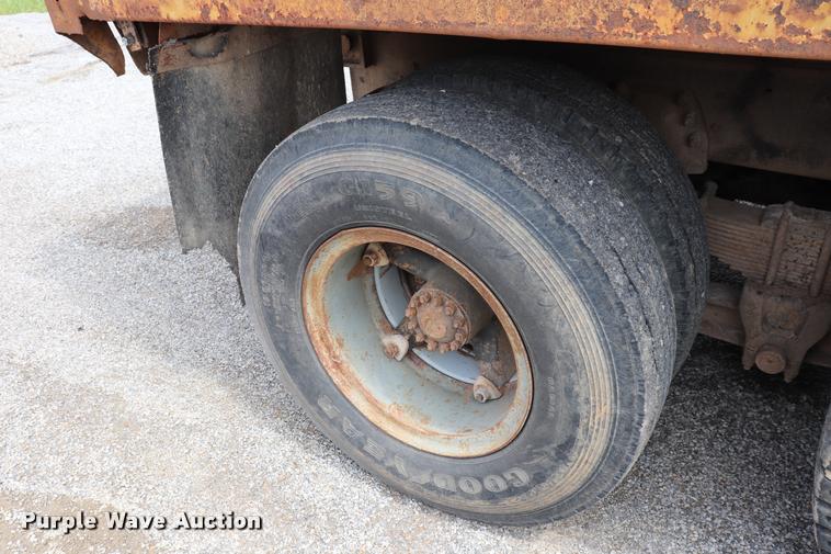 image for item DQ9465 1988 Ford FT900 dump truck