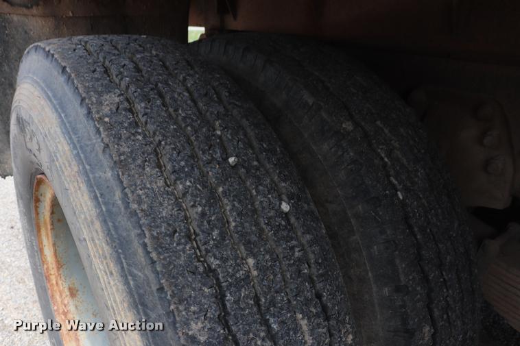 image for item DQ9465 1988 Ford FT900 dump truck