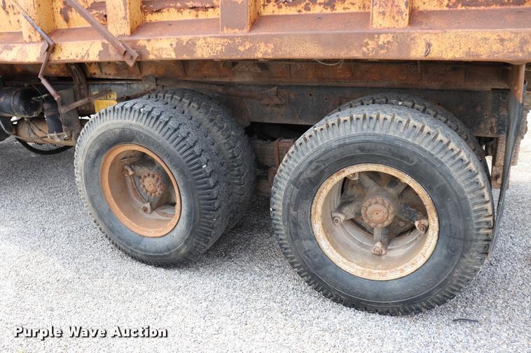 image for item DQ9465 1988 Ford FT900 dump truck