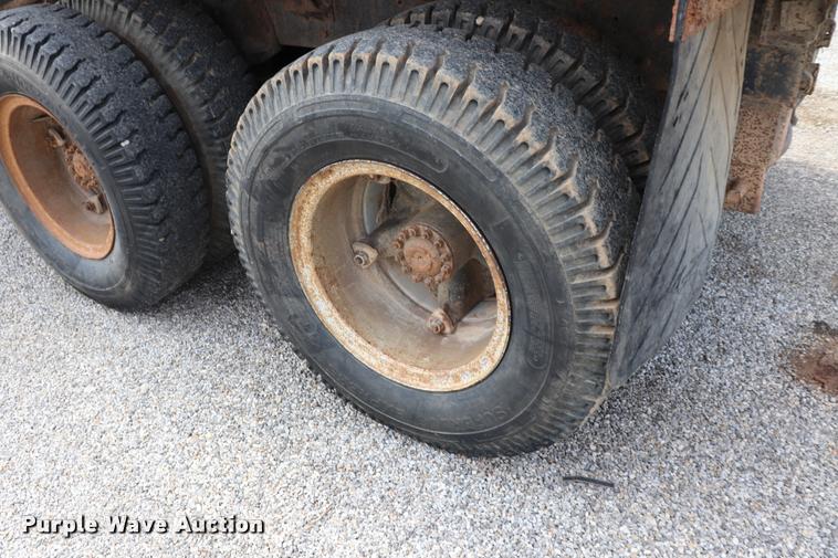 image for item DQ9465 1988 Ford FT900 dump truck