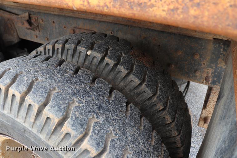 image for item DQ9465 1988 Ford FT900 dump truck