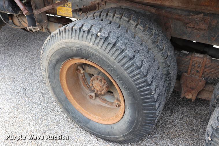 image for item DQ9465 1988 Ford FT900 dump truck