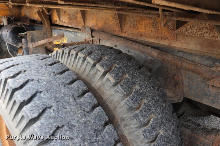 image for item DQ9465 1988 Ford FT900 dump truck