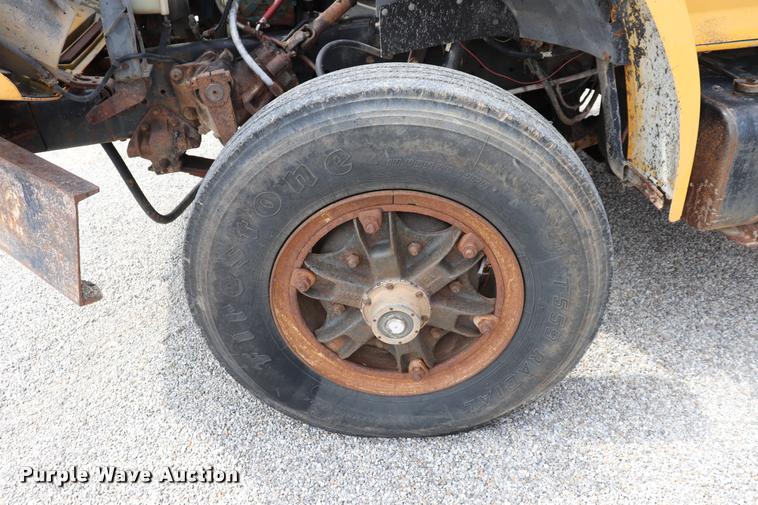 image for item DQ9465 1988 Ford FT900 dump truck