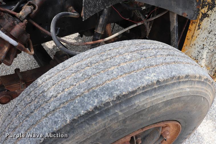 image for item DQ9465 1988 Ford FT900 dump truck