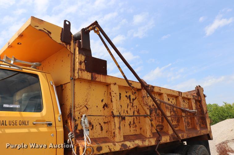 image for item DQ9465 1988 Ford FT900 dump truck