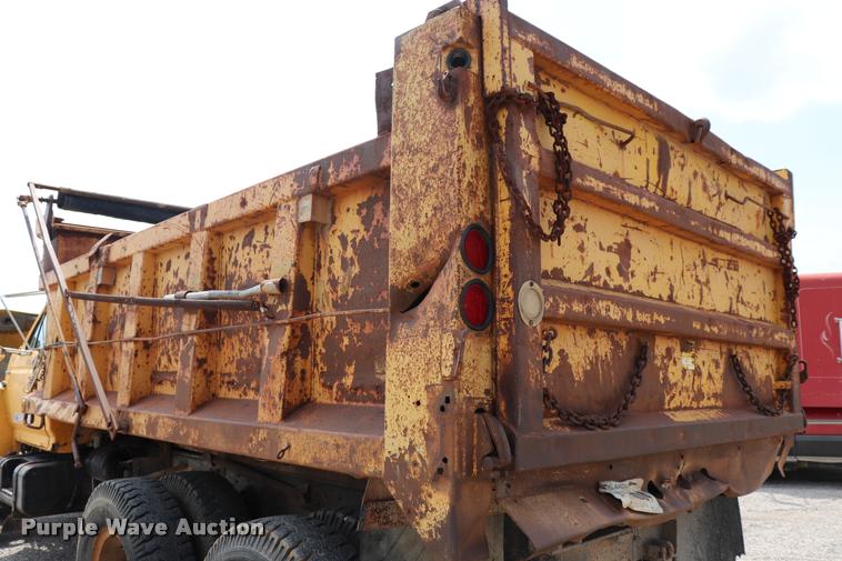 image for item DQ9465 1988 Ford FT900 dump truck