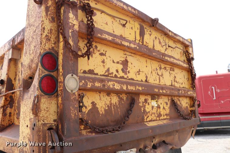 image for item DQ9465 1988 Ford FT900 dump truck