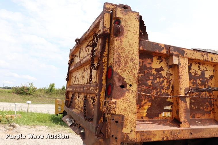 image for item DQ9465 1988 Ford FT900 dump truck