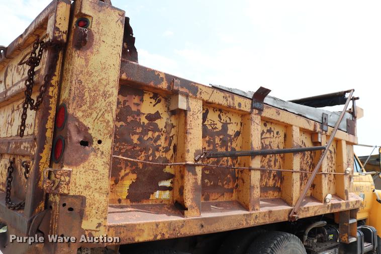 image for item DQ9465 1988 Ford FT900 dump truck