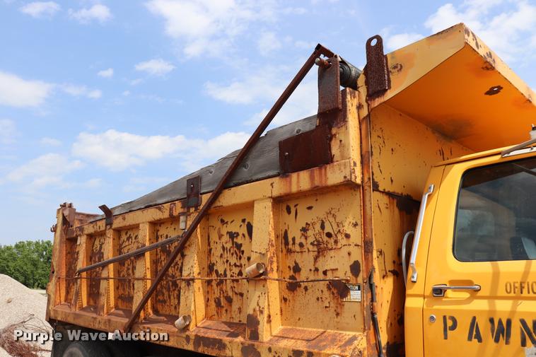 image for item DQ9465 1988 Ford FT900 dump truck
