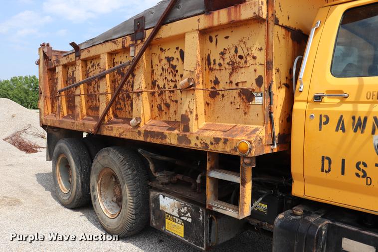 image for item DQ9465 1988 Ford FT900 dump truck