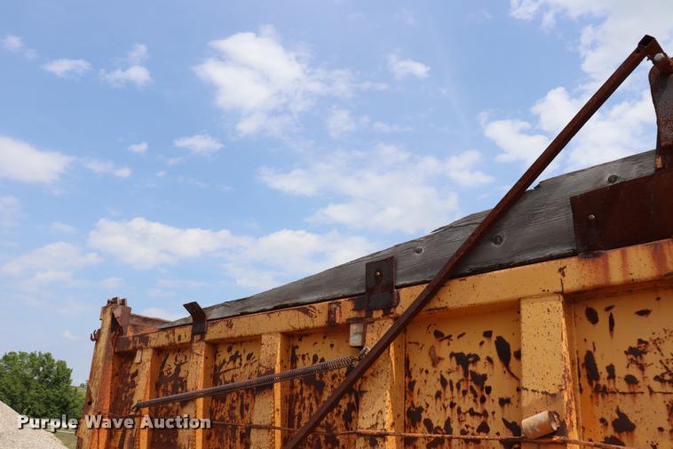 image for item DQ9465 1988 Ford FT900 dump truck