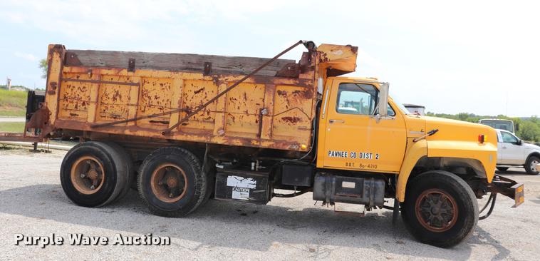 image for item DQ9466 1988 Ford FT900 dump truck