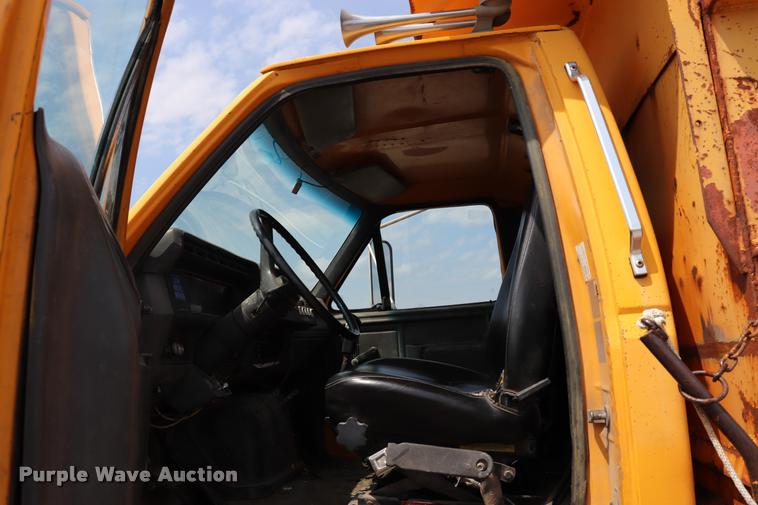 image for item DQ9466 1988 Ford FT900 dump truck