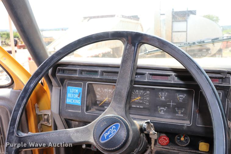image for item DQ9466 1988 Ford FT900 dump truck