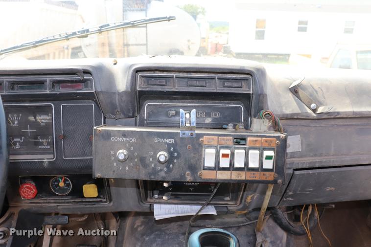 image for item DQ9466 1988 Ford FT900 dump truck
