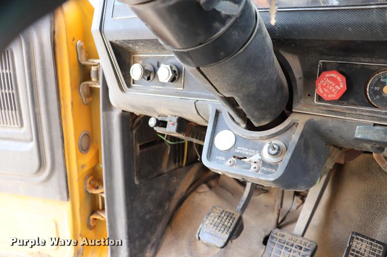 image for item DQ9466 1988 Ford FT900 dump truck