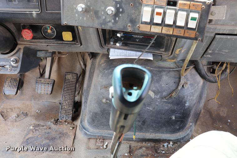 image for item DQ9466 1988 Ford FT900 dump truck