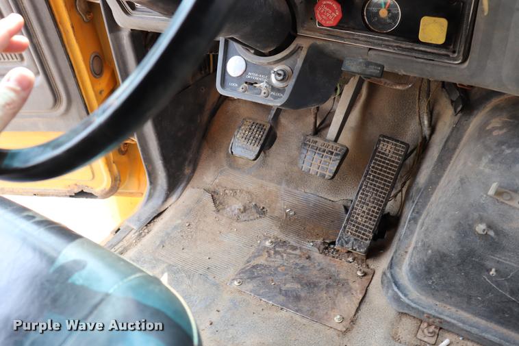 image for item DQ9466 1988 Ford FT900 dump truck