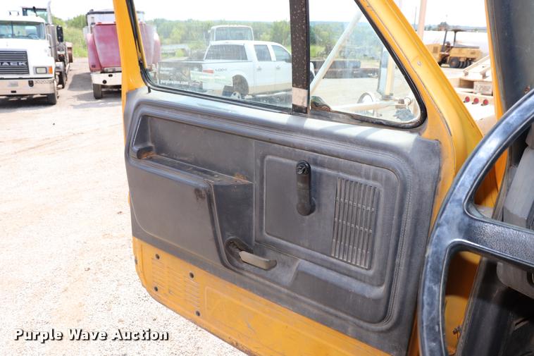 image for item DQ9466 1988 Ford FT900 dump truck