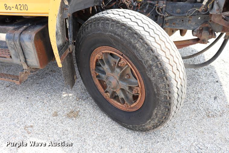 image for item DQ9466 1988 Ford FT900 dump truck