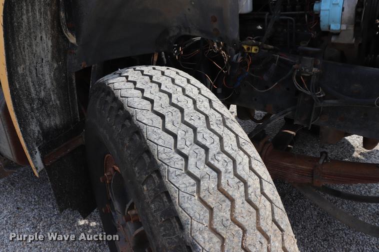 image for item DQ9466 1988 Ford FT900 dump truck