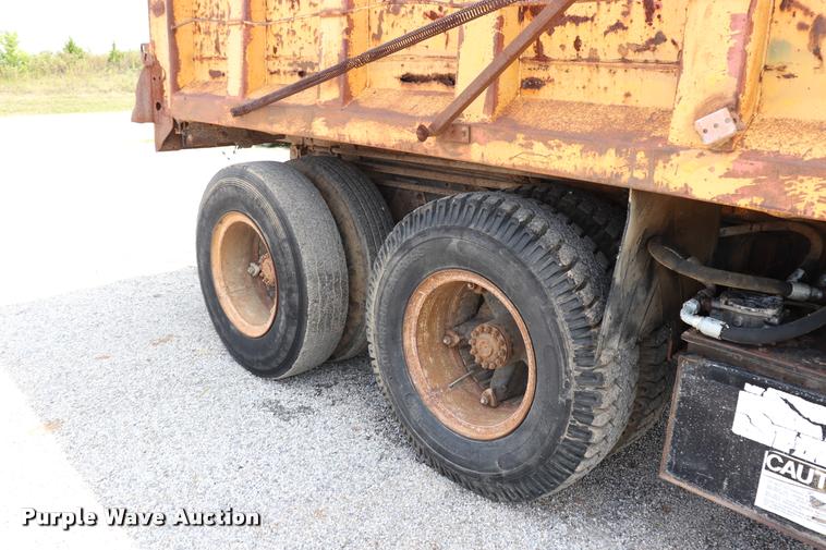 image for item DQ9466 1988 Ford FT900 dump truck