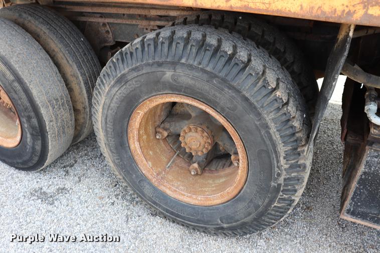 image for item DQ9466 1988 Ford FT900 dump truck